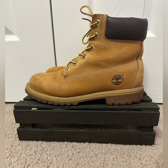 Timberland Kids Tan Boots with Gold Laces - Picture 4 of 8
